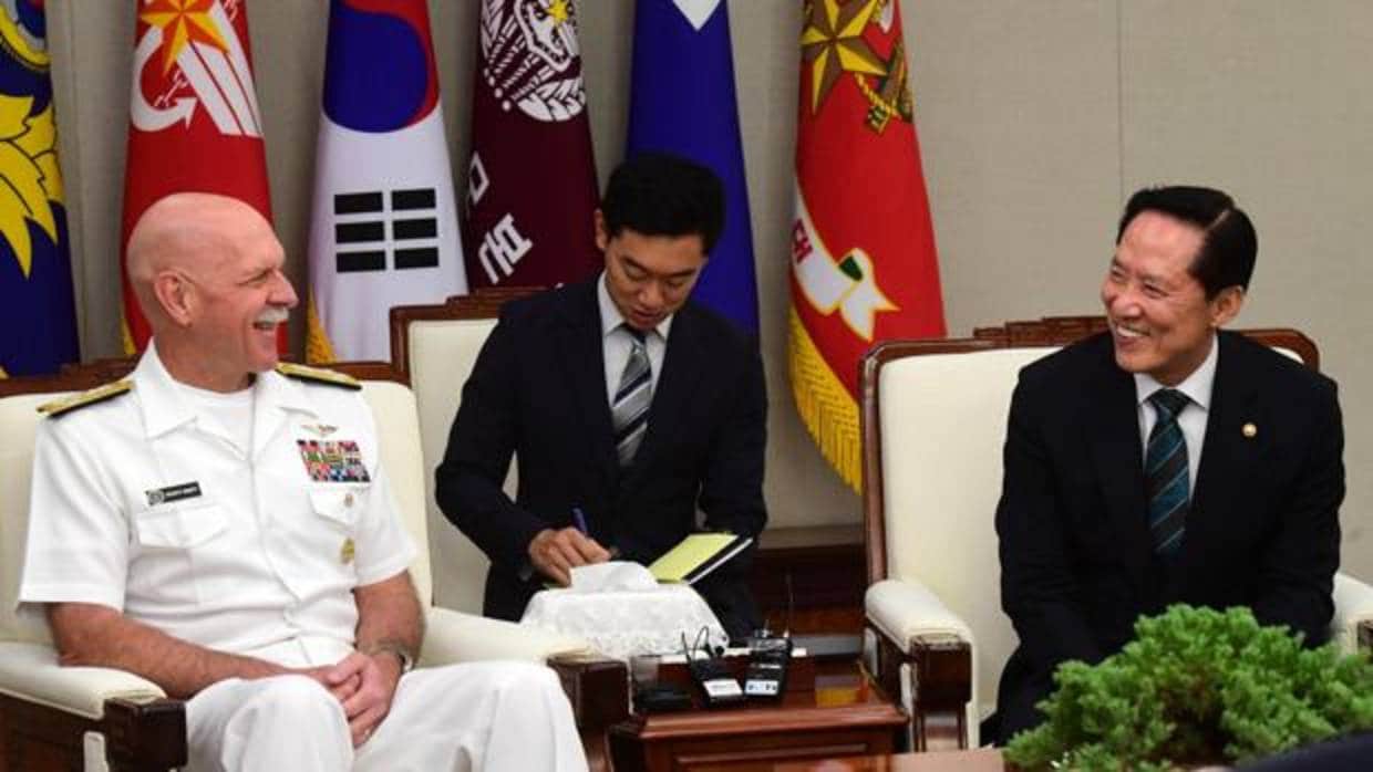 El ministro de Defensa de Corea del Sur, Song Young-moo (d), se reúne con el almirante Scott Swift