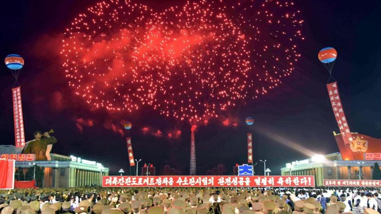 Soldados norcoreanos celebran la última prueba nuclear, este miércoles en Pyongyang