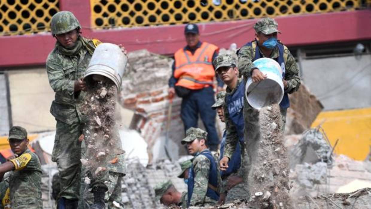 Peña Nieto visita las zonas más afectadas por el terremoto en México
