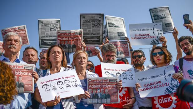 El periódico opositor Cumhuriyet vuelve a personarse ante la justicia turca