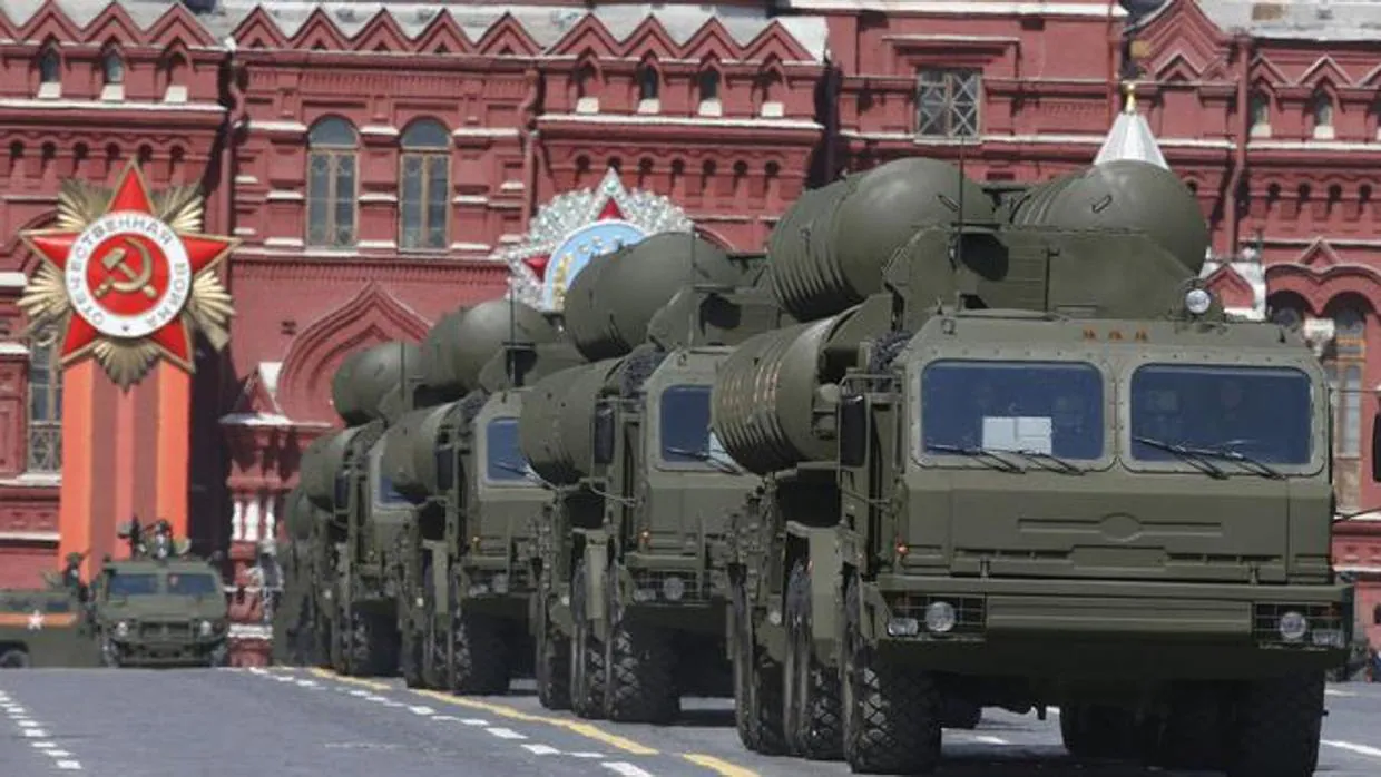 Desfile de vehículos militares cargados con misiles antiaéreos S-400, en la plaza Roja de Moscú, el 9 de mayo de 2015