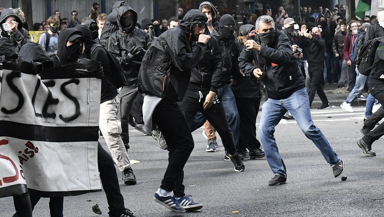 Manifestantes encapuchados, durante la protesta contra la reforma laboral de Macron en París