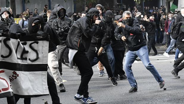 Estallan disturbios entre manifestantes y Policía en la protesta de París contra Macron