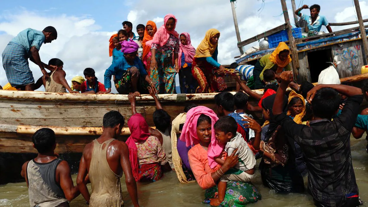 Un grupo de rohingyas cruzando en barco de Birmania a Bangladesh