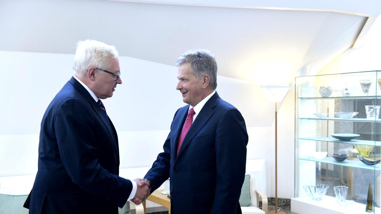 El primer ministro finlandés Sauli Niinistö (i) recibe al viceministro de Relaciones Exteriores de Rusia Serrgei Ryabkov (d)