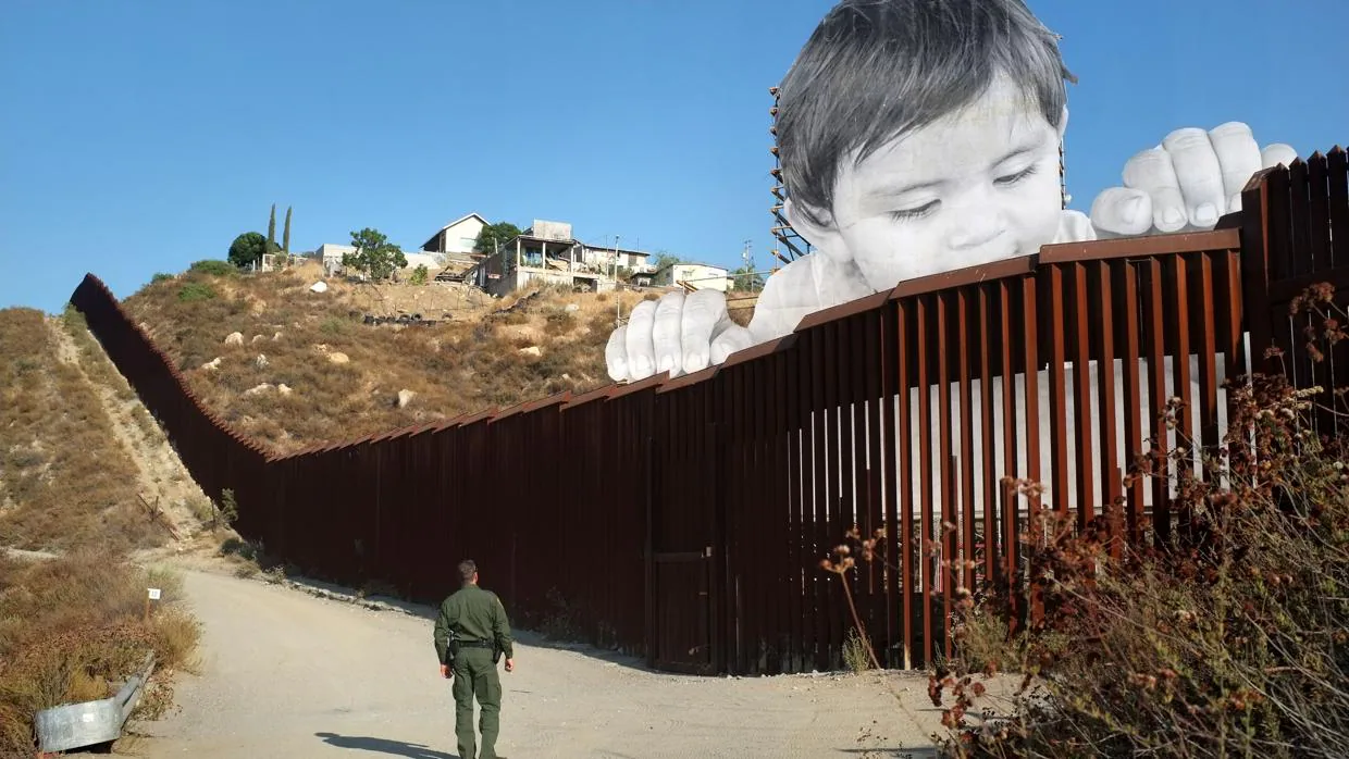 Un artista francés colocó en el muro de la frontera entre México y EE.UU la imagen de un niño