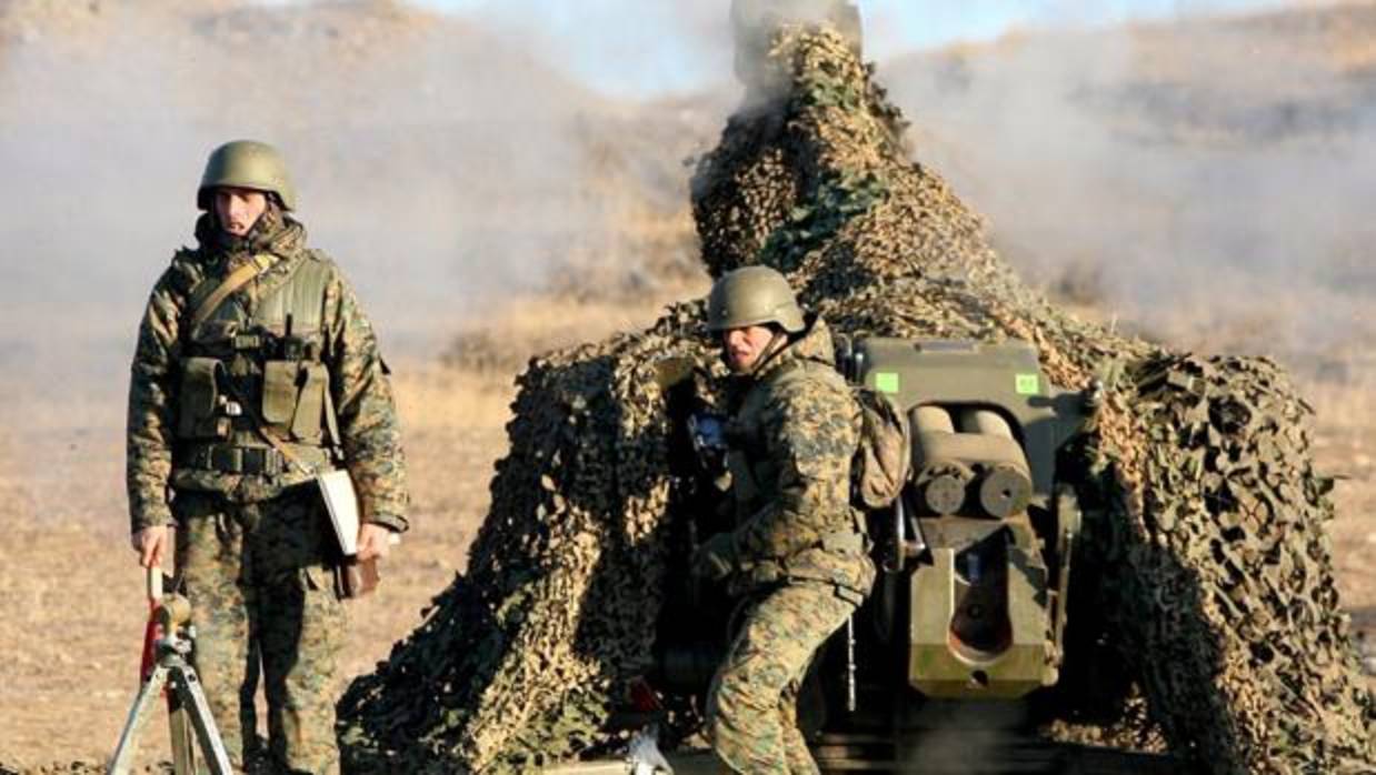 Dos soldados rusos durante unas maniobras militares en Georgia