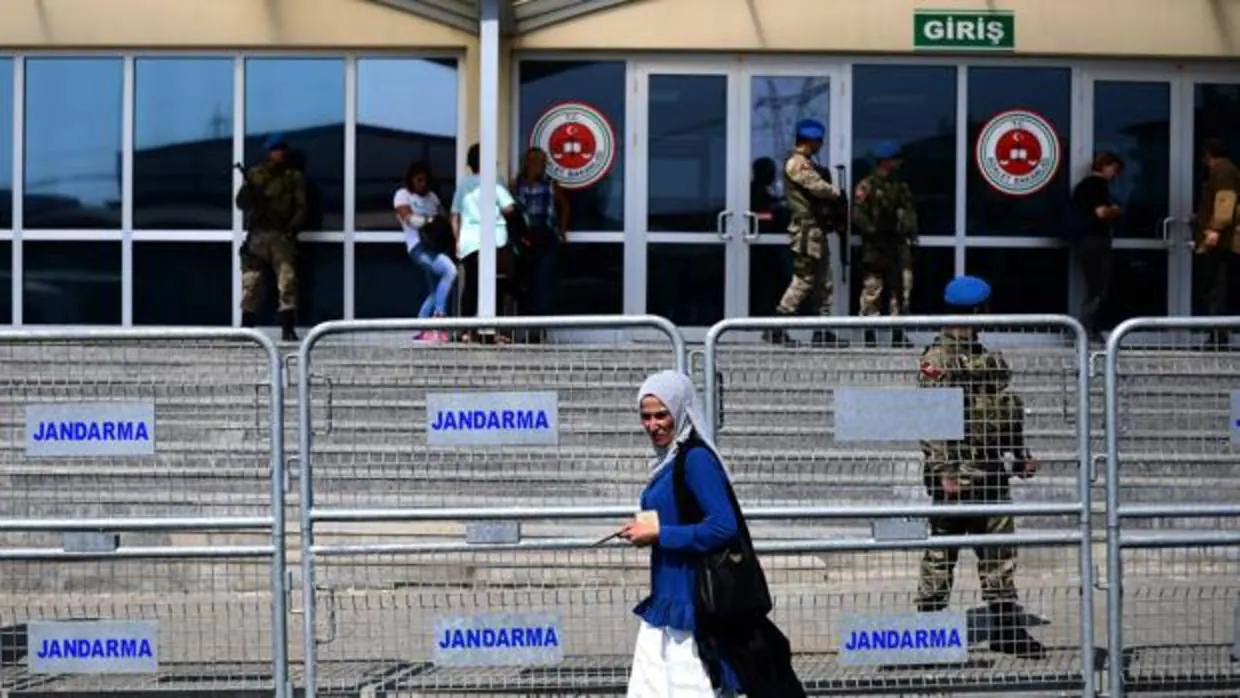 Una mujer camina por delante de la Gerdarmería turca