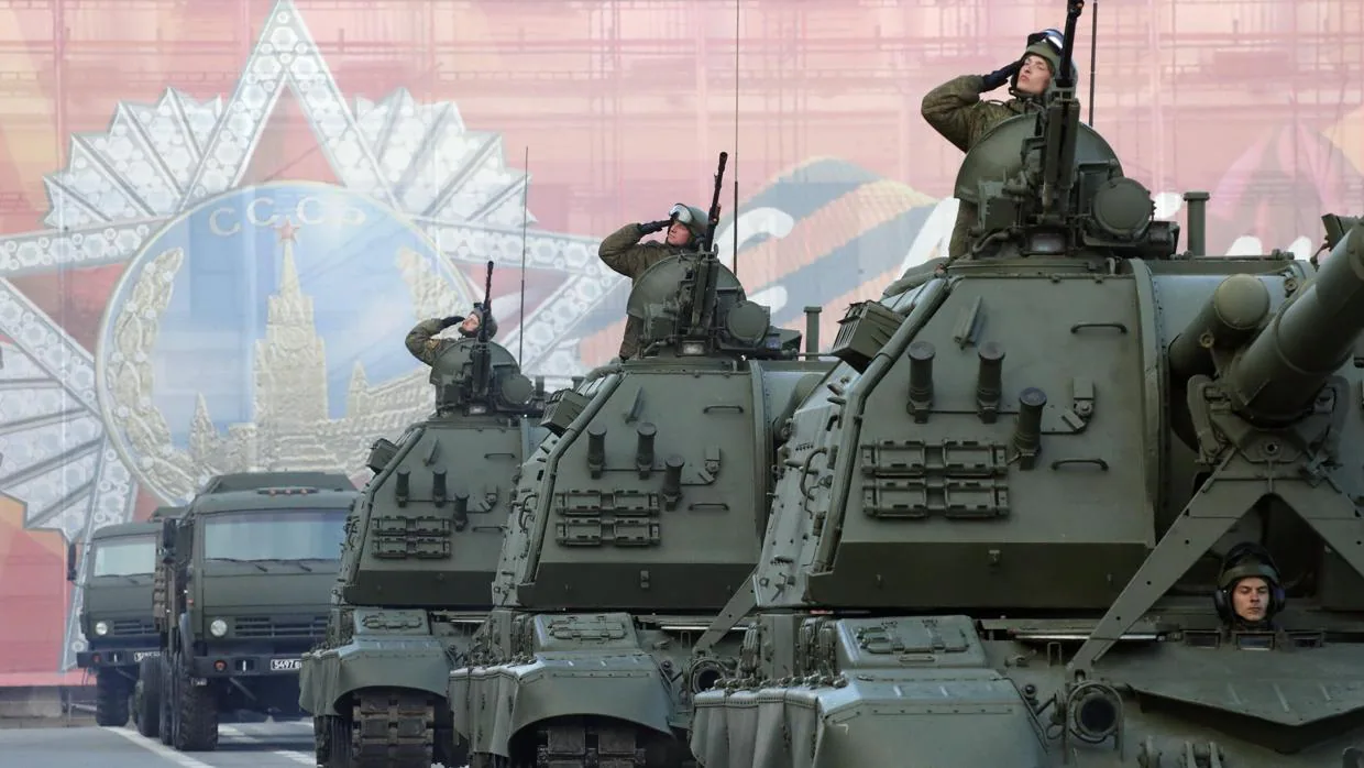 Vehículos militares de la unidad del ejército ruso transitan en la plaza Dvortsovaya en San Petersburgo con motivo del Día de la Victoria