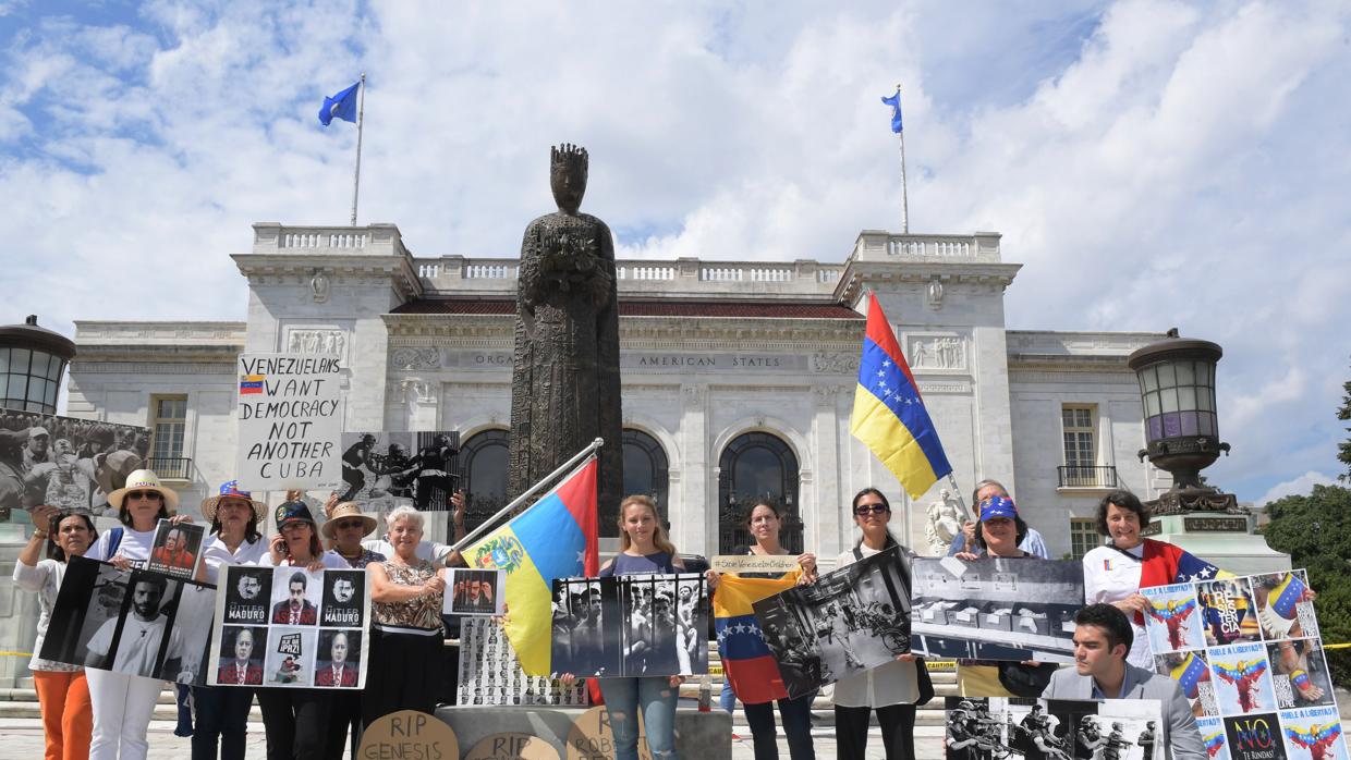 Activistas y ciudadanos venezolanos se manifiestan frente a la sede de la Organización de los Estados Americanos (OEA) en Washington
