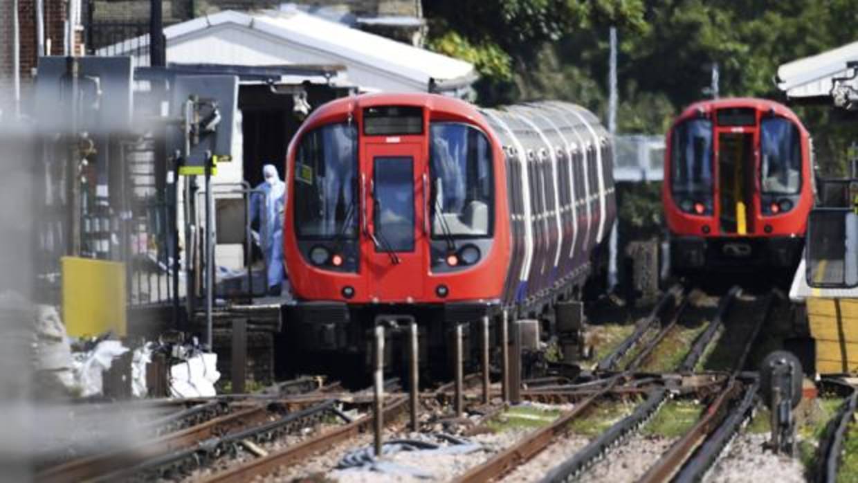 Policías forenses trabajan en el lugar donde se ha producido una explosión en un vagón de tren en la estación de metro Parsons Green en Londres