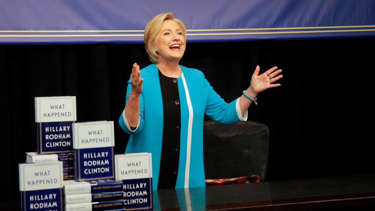 Hillary Clinton durante la firma de ejemplares de su libro en Nueva York