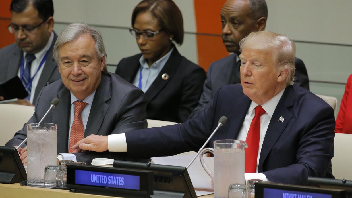 Donald Trump acerca un brazo a Antonio Guterres en la sede de Naciones Unidas