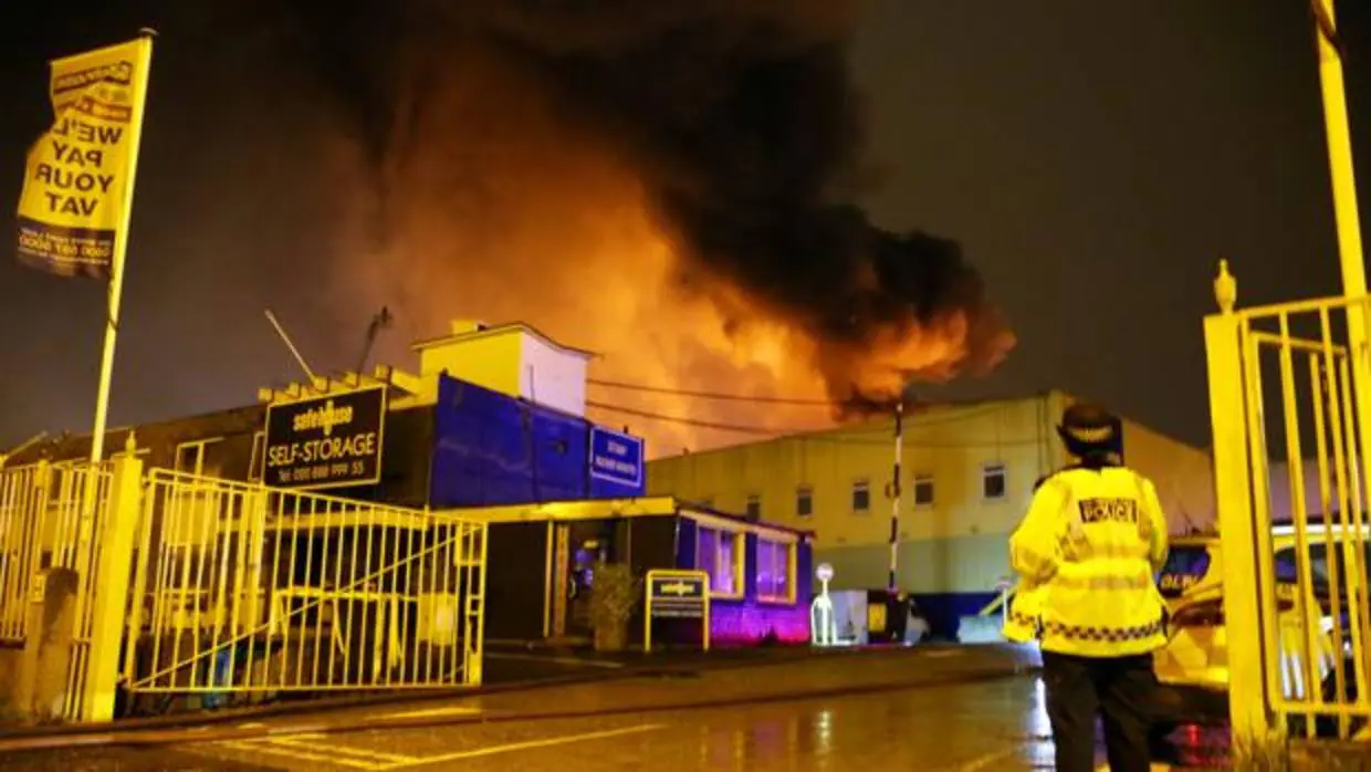 Un enorme incendio arrasa un almacén en el barrio de Tottenham (Londres)