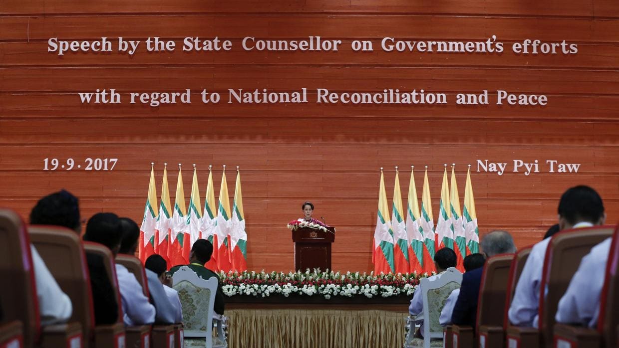 La consejera estatal de Birmania, Aung San Suu Kyi, pronunciando un discurso sobre la reconciliación nacional