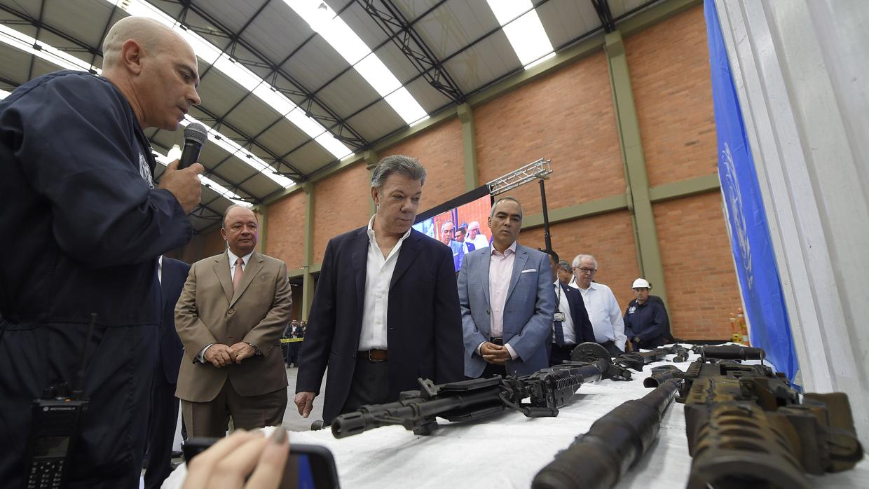 Fotografía cedida por la presidencia de Colombia del presidente colombiano, Juan Manuel Santos (c), participando durante el acto final de inutilización de las armas que fueron de las FARC
