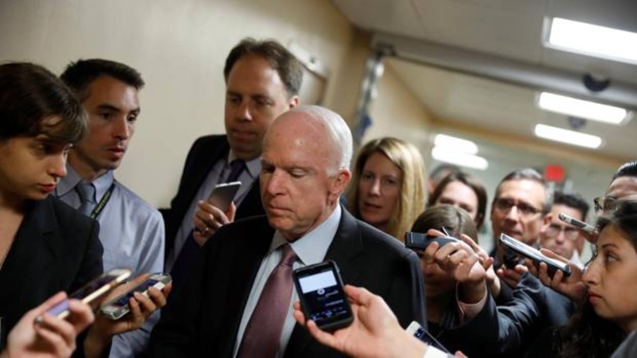 El senador republicano John McCain, esta semana en el Capitolio rodeado de periodistas