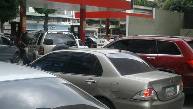 Se agrava la escasez de gasolina en Venezuela pese a poseer las mayores reservas de petróleo del mundo