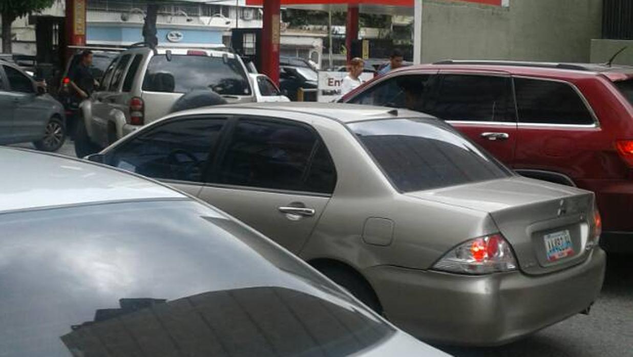 Varios vehículos se agolpan en una gasolinera de Caracas este jueves