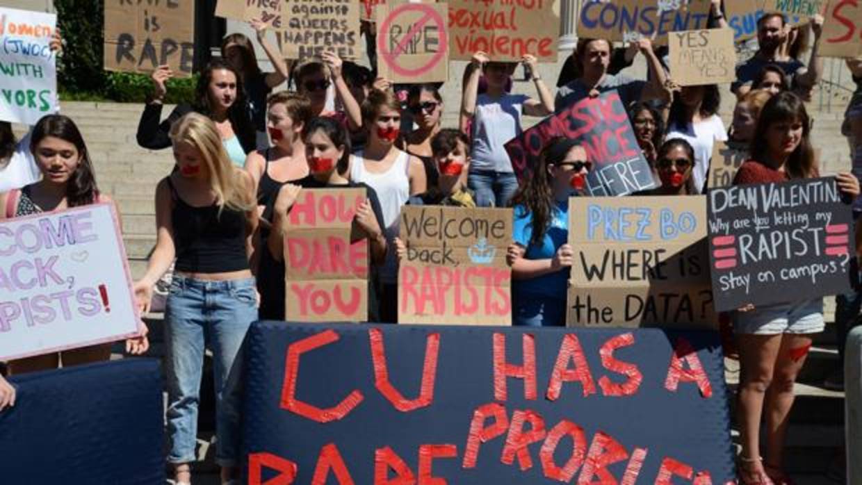 Estudiantes de la Universidad de Columbia se manifiestan en septiembre de 2014 contra las violaciones y los abusos sexuales