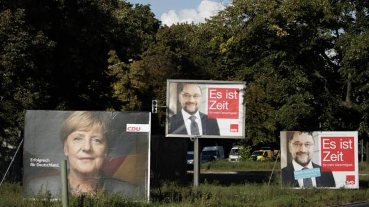 Vista de dos carteles electorales en los que aparecen la canciller alemana y líder de la Unión Cristianodemócrata (CDU), Angela Merkel , y su rival, el aspirante socialdemócrata, Martin Schulz