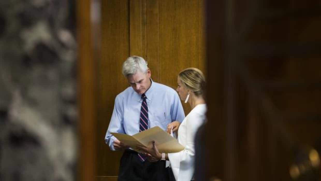 El senador republicano Bill Cassidy (i), de Luisiana, se prepara para testificar antes del Comité de Finanzas del Senado sobre el controvertido proyecto de ley de salud Graham-Cassidy