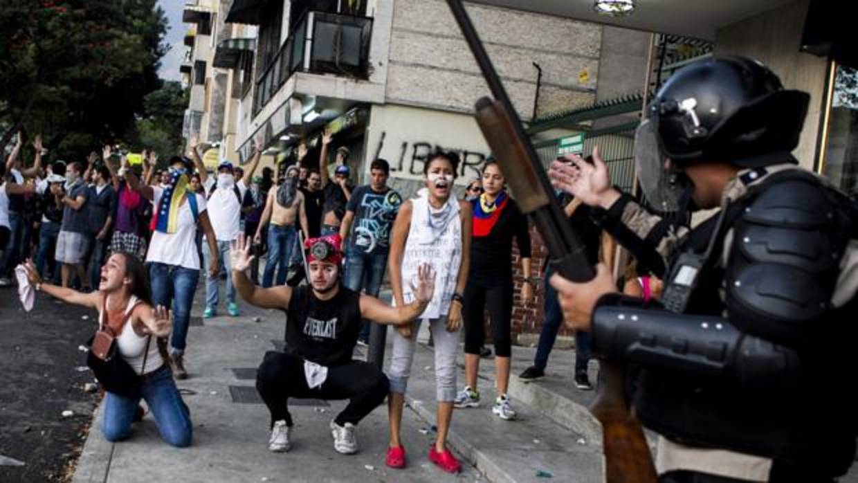 Fotografía de archivo de miembros de la Policía Nacional Bolivariana (PNB) que enfrentan a estudiantes que se manifestaban en las calles de Caracas en 2014