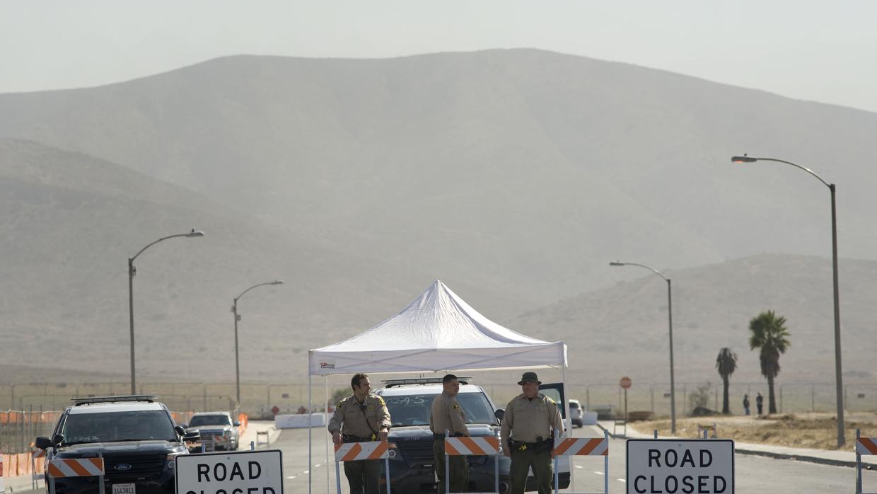 Agentes de la Oficina del Alguacil del Condado de San Diego cortan el acceso al área cercana en donde se construyen los prototipos del muro