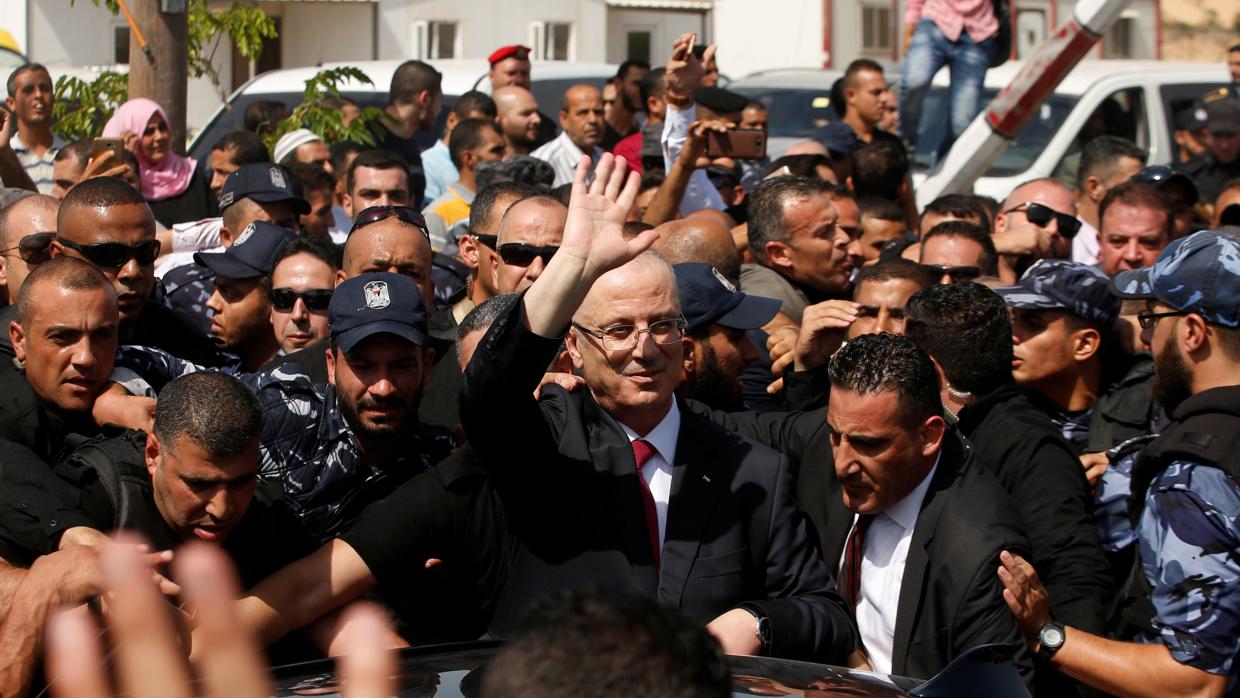 El primer ministro palestino, Rami Hamdala, a su llegada a Gaza para tomar posesión del Gobierno