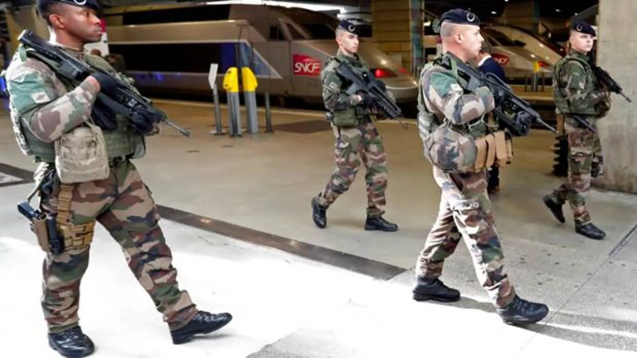 Soldados franceses en la estación parisina de Montparnasse