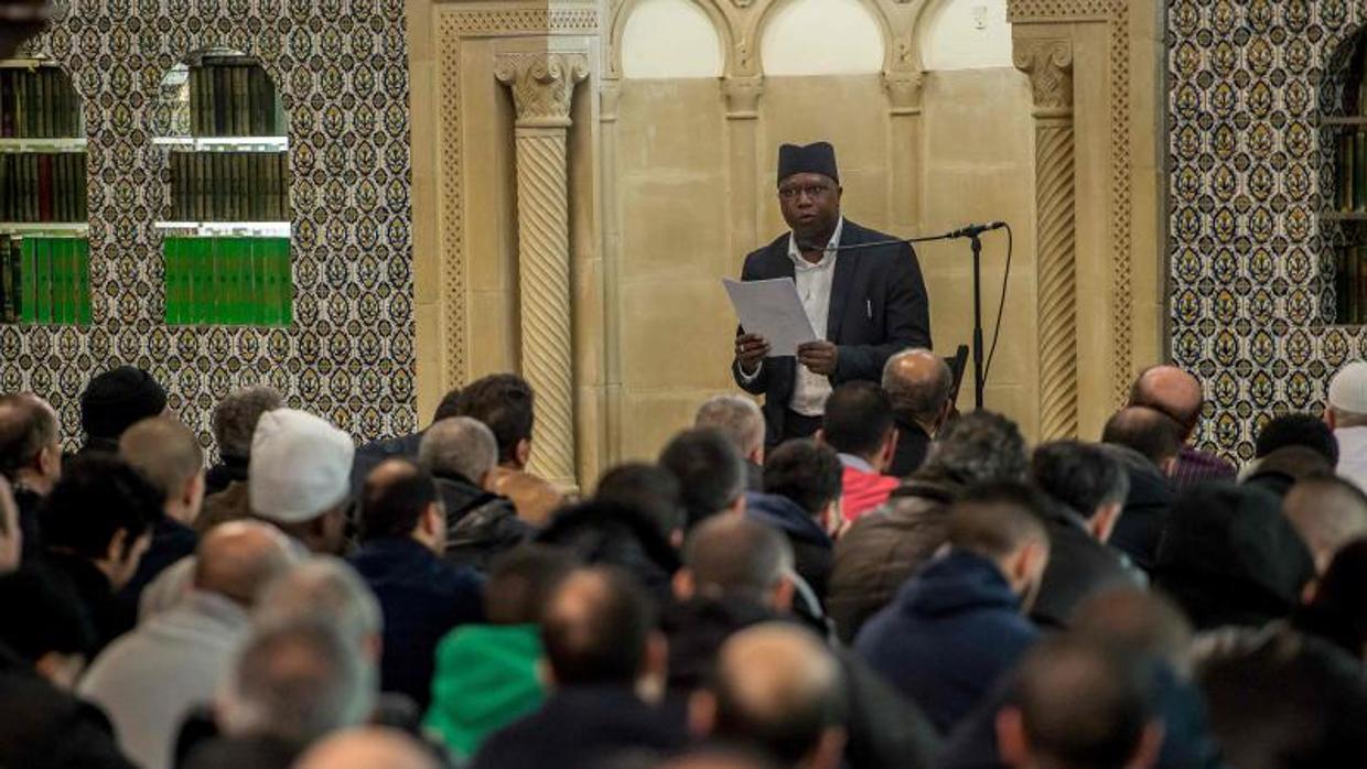 Mohamed Galaye, durante una oración del viernes en la Gran Mezquita de Bruselas