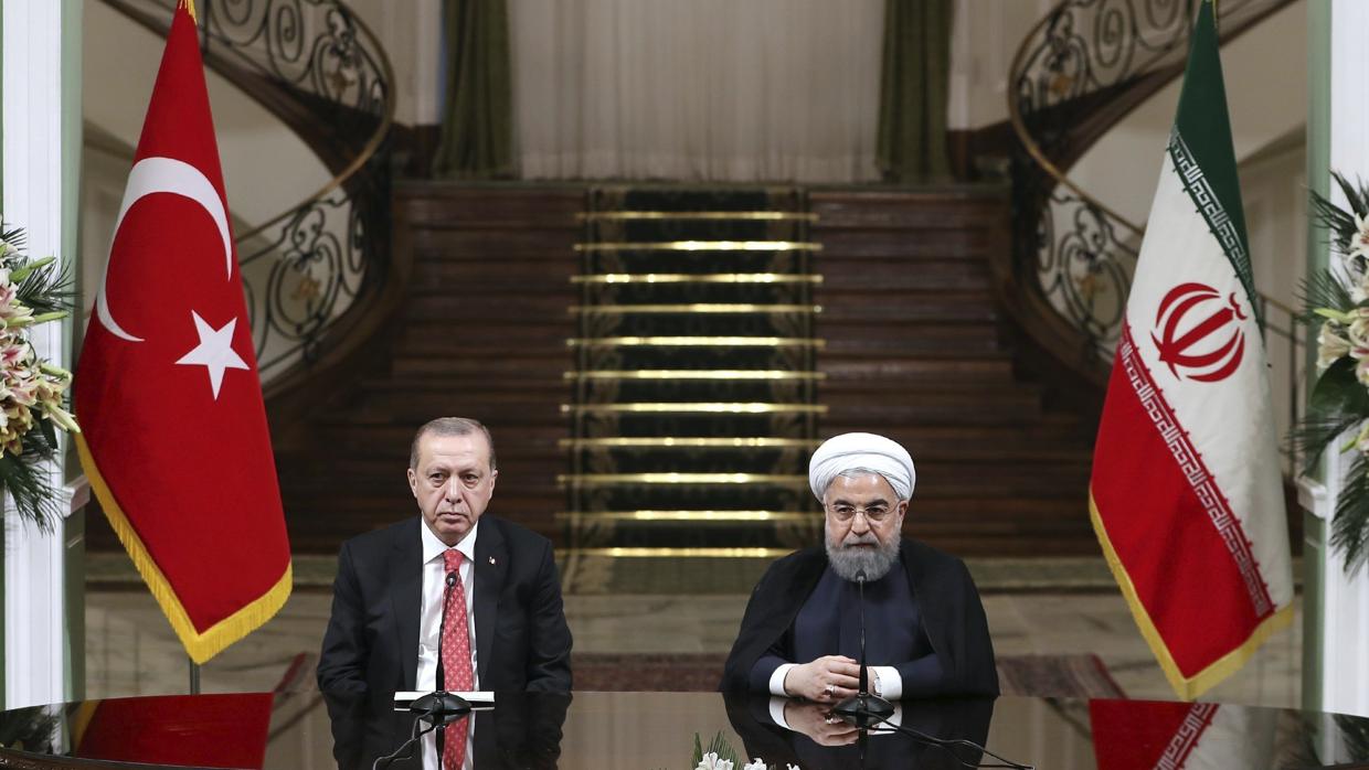 El presidente iraní, Hasan Rohaní (d), y su homólogo turco, Recep Tayyip Erdogan, durante una rueda de prensa conjunta tras su reunión en Teherán