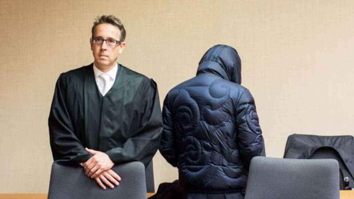 El ex agente secreto Werner Mauss se encuentra junto a su abogado Daniel Fischer en una sesión de su juicio en la corte de Bochum, en el oeste de Alemania