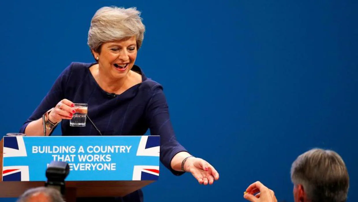 La primera ministra británica, Theresa May, durante su accidentado discurso en la convención tory de Mánchester