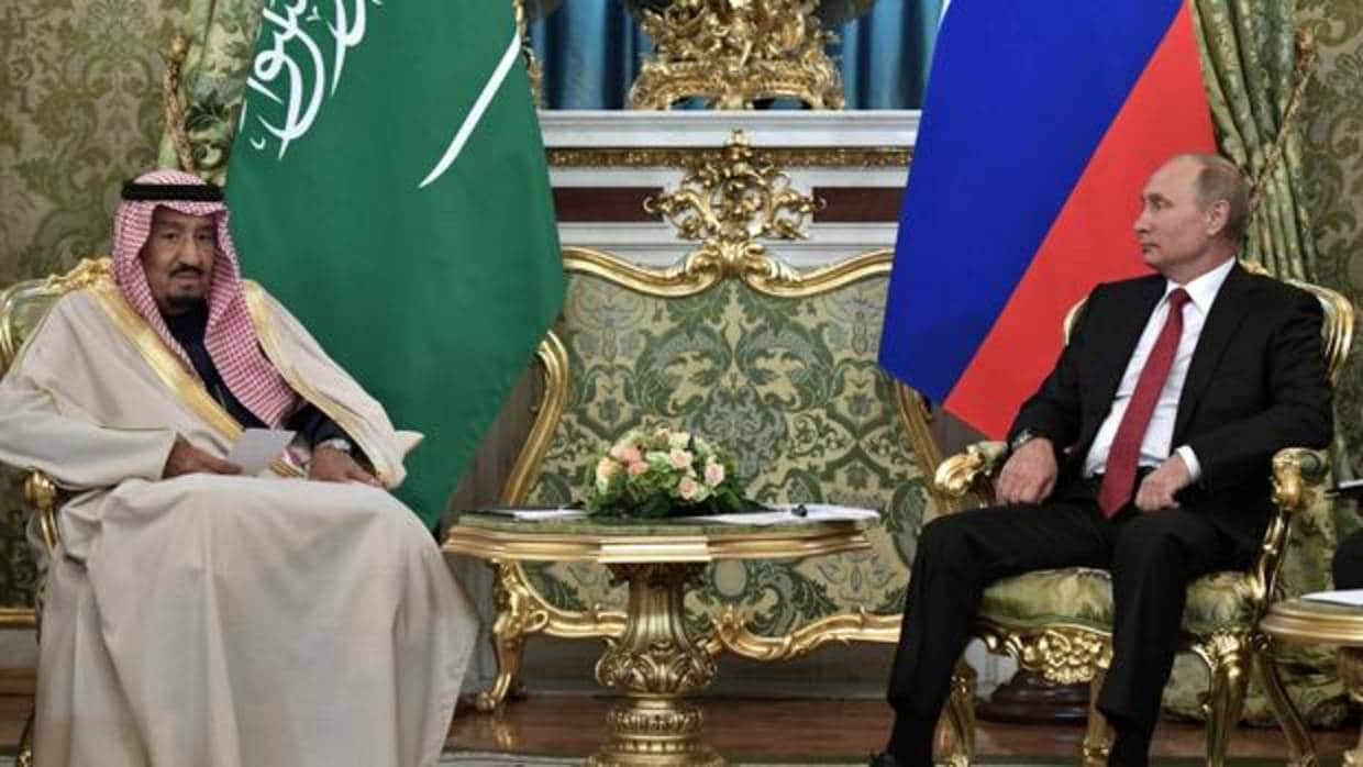 El presidente ruso, Vladimir Putin, con el Rey de Arabia Sacuí, Salman bin Abdelaziz (izquierda), durante su visita al Kremlin