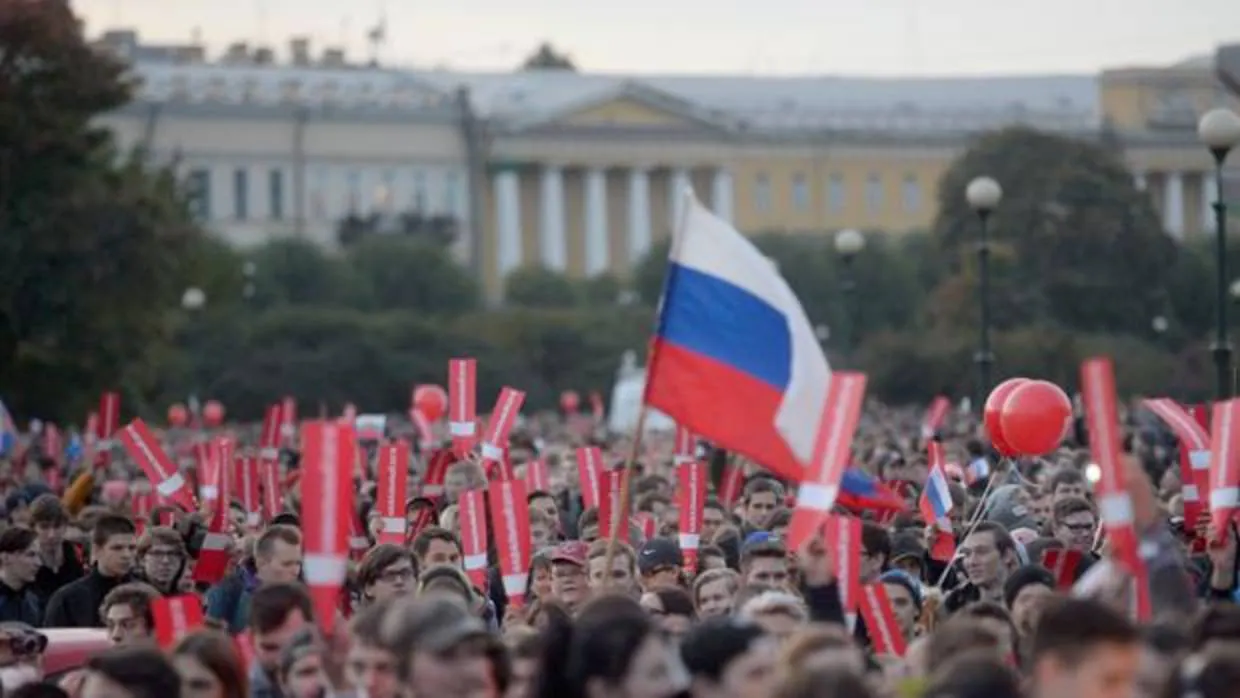 Seguidores del líder opositor Navalni, en la manifestación celebrada hoy en San Petersburgo, ciudad natal de Putin