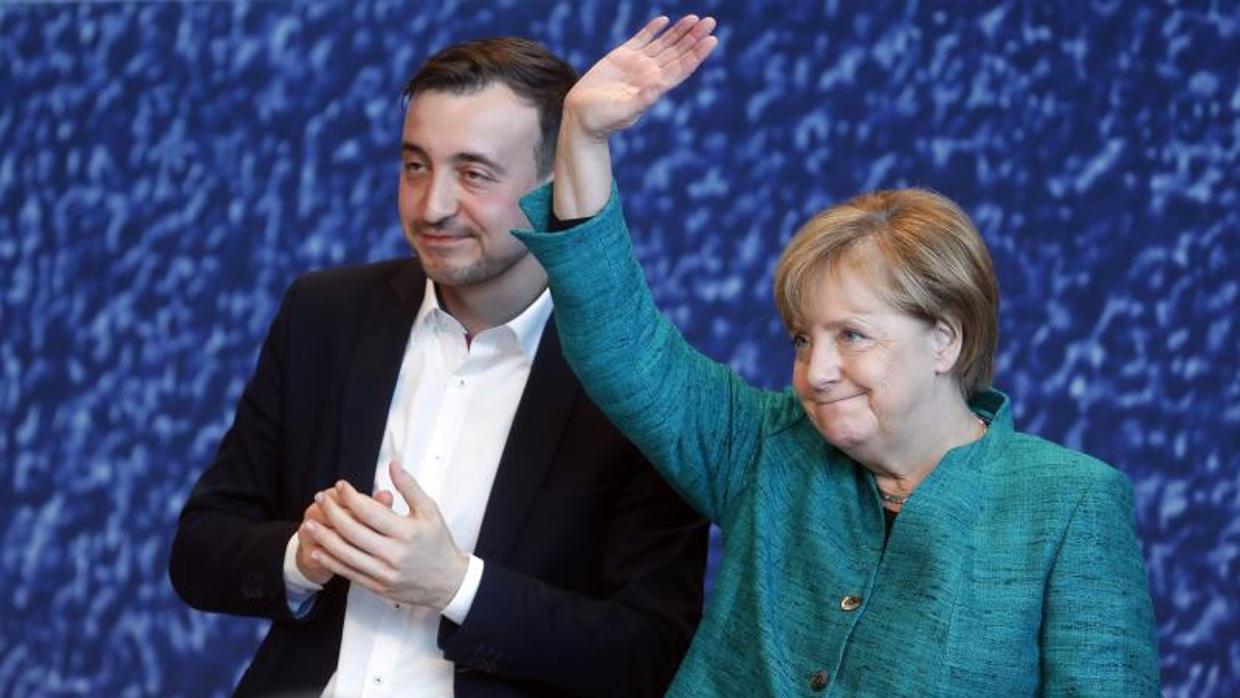 Angela Merkel, junto al líder de las juventudes de la Unión Cristianodemócrata, Paul Ziemiak, este sábado en Dresde
