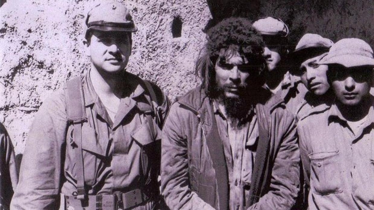 Félix Ismael Rodríguez, a la izquierda, junto al Che Guevara, el 9 de octubre de 1967