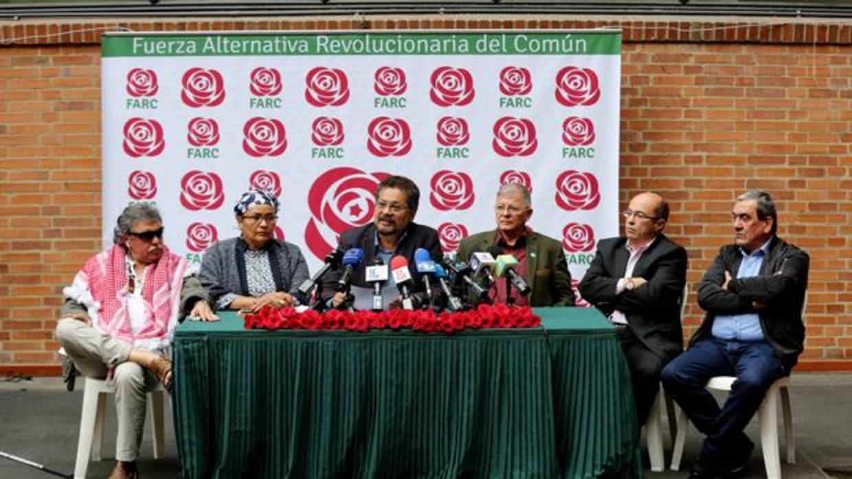 Los miembros del partido Fuerza Alternativa Revolucionaria del Común (FARC) Iván Márquez (c-i), Victoria Sandino (2-i), Jesús Santrich (i), Ricardo Tellez (c-d), Jairo Estrada (2-d) y Mauricio Jaramillo (d)