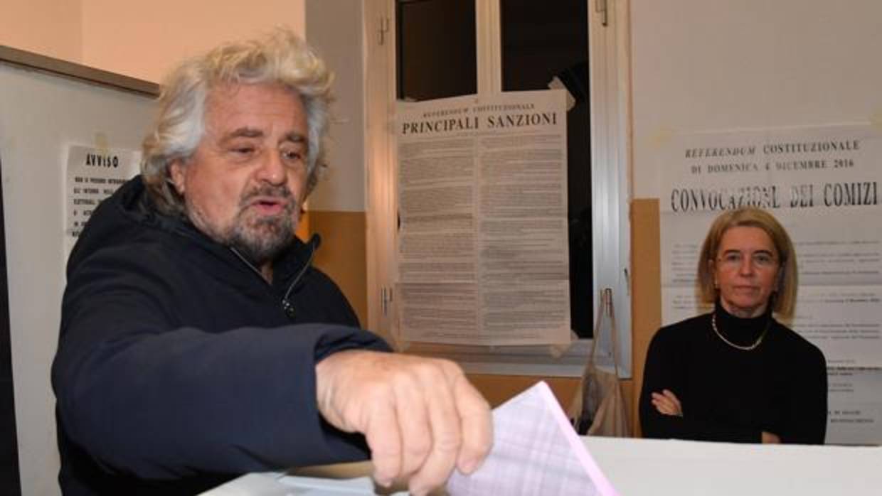 Beppe Grillo vota en el referendum del año pasado