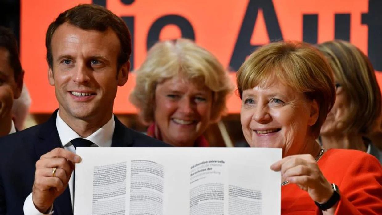 Angela Merkel y Emmanuel Macron, este martes en la Feria del Libro de Fráncfort