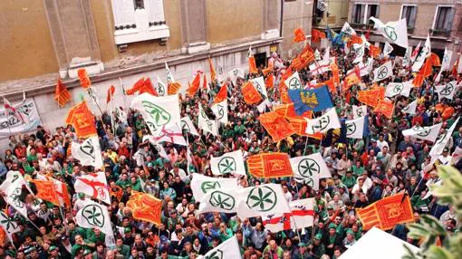 Casi mil partidarios de la "Lega Nord" acuden a una plaza en Venecia, el 14 de septiembre, durante las celebraciones del primer aniversario de la declaración de la «República de Padania» aquí en Venecia