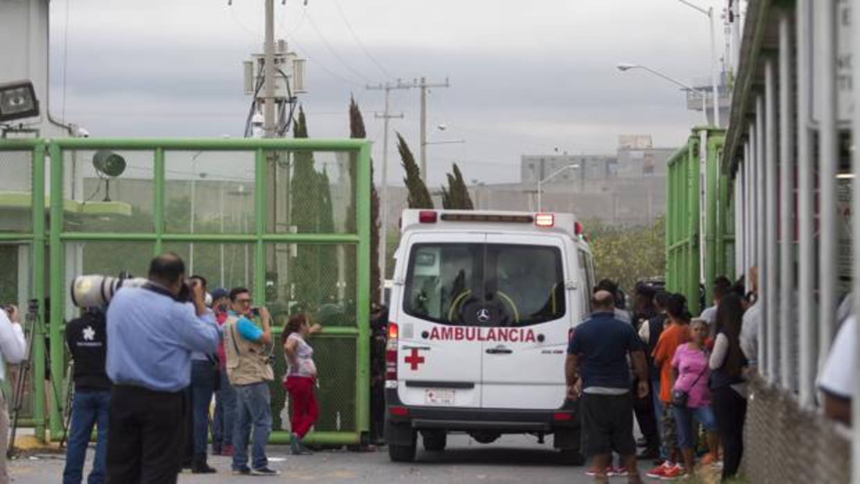 Una ambulancia entra en la prisión de Cadereyta tras el motín en el que han muerto 13 presos