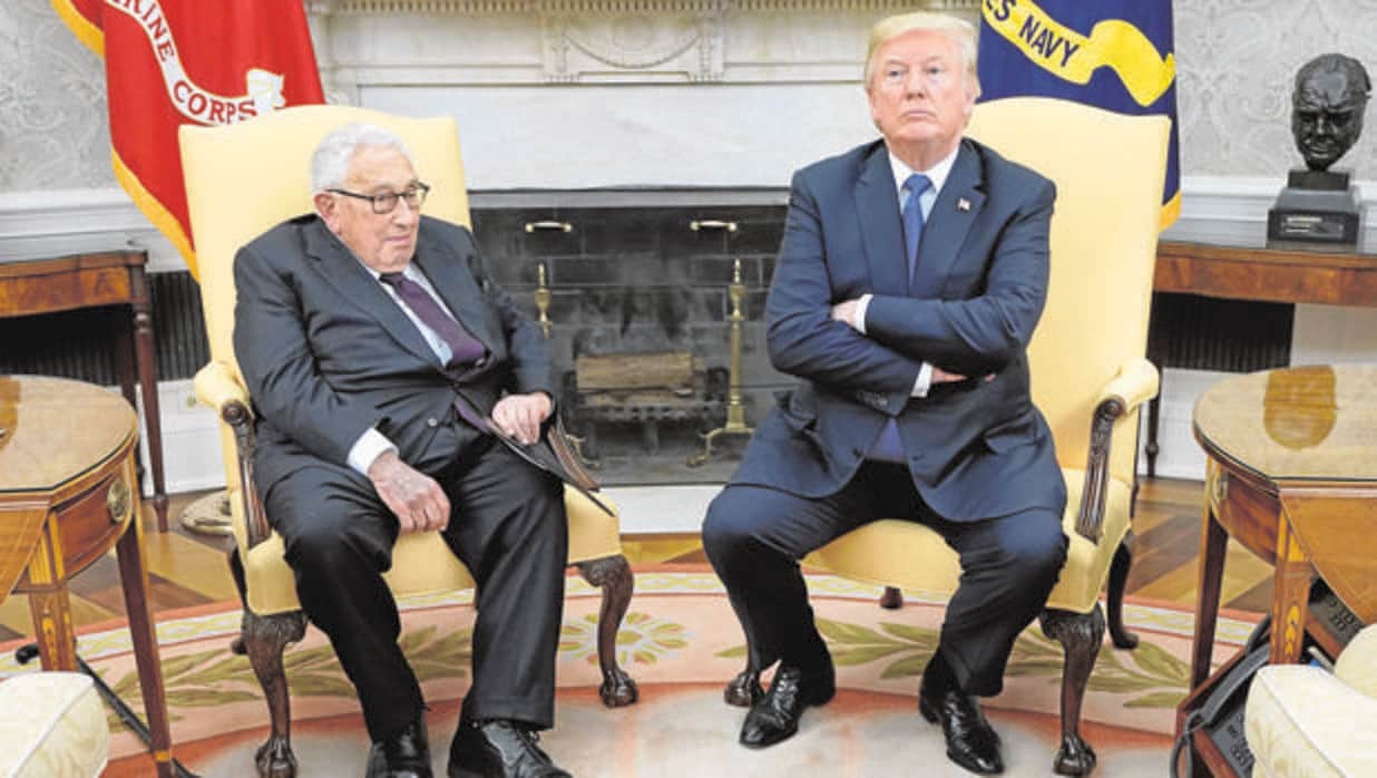 Donald Trump, con el ex secretario de Estado Henry Kissinger, ayer, en el Despacho Oval