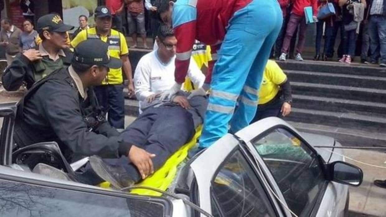 El hombre de 46 sobrevivió tras caer desde un 18 piso e impactar contra un taxi