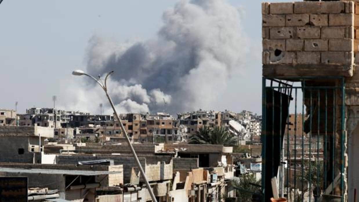 Una columna de humo se eleva después de un ataque aéreo de la coalición sobre posiciones de Daesh el pasado 12 de octubre