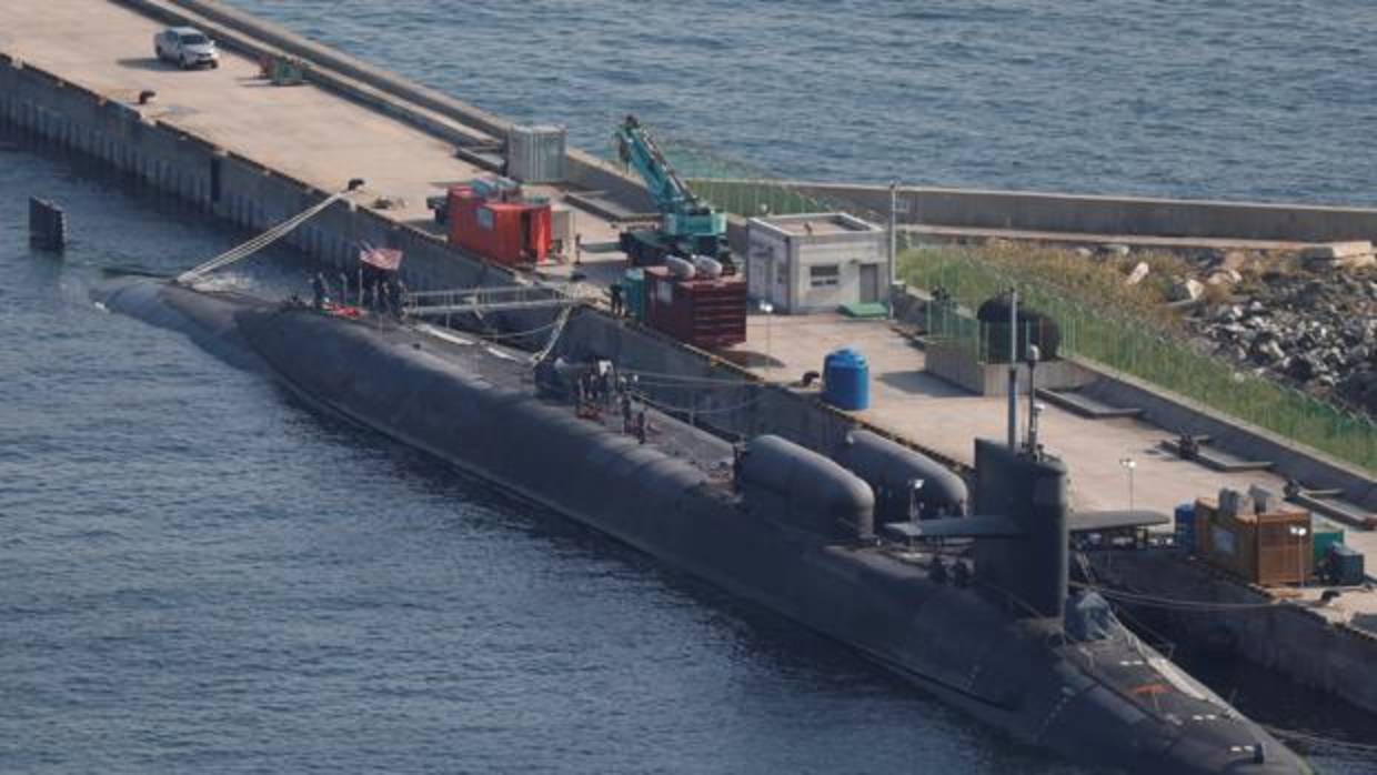 El submarino de propulsión nuclear USS Michigan del Ejército de EE.UU. entra en la base naval de Busan, Corea del Sur