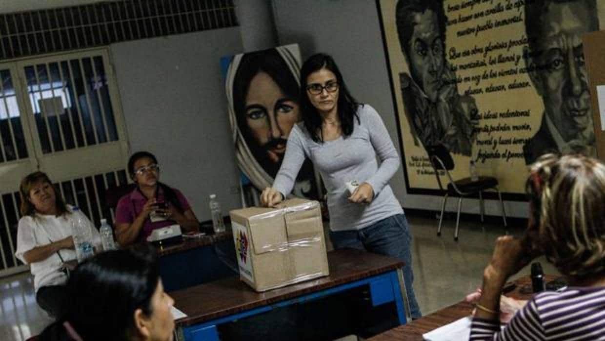Una mujer vota durante las elecciones regionales este domingo