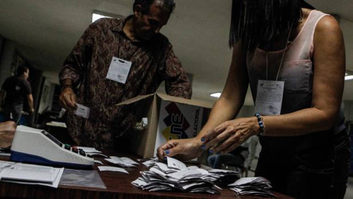 Miembros de mesa y testigos participan en el cierre de mesas y auditoría de actas, en un centro electoral