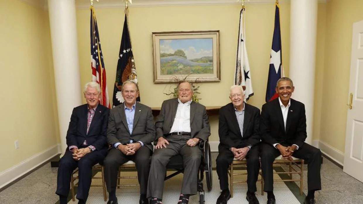 Los expresidentes de EE.UU. (izquierda a derecha) Bill Clinton, George W. Bush, George H. W. Bush, Jimmy Carter y Barack Obama, durante un acto en Texas para recaudar dinero para los afectados por los recientes huracanes
